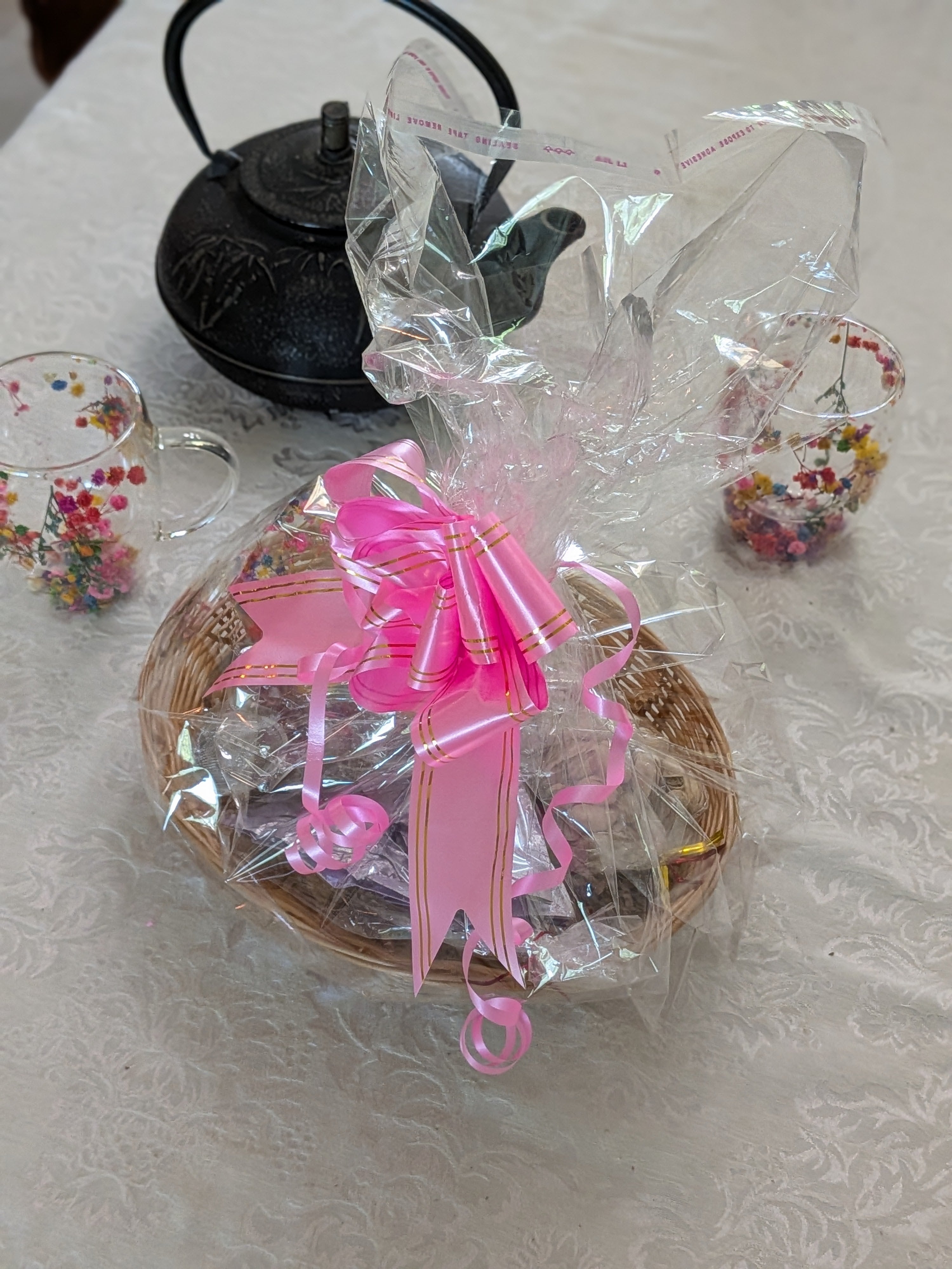 Flower Mug Tea Gift Basket — Tea Strainer & Four Seasons Oolong
