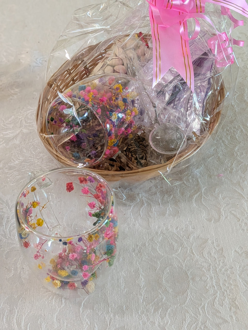 Flower Mug Tea Gift Basket — Tea Strainer & Four Seasons Oolong